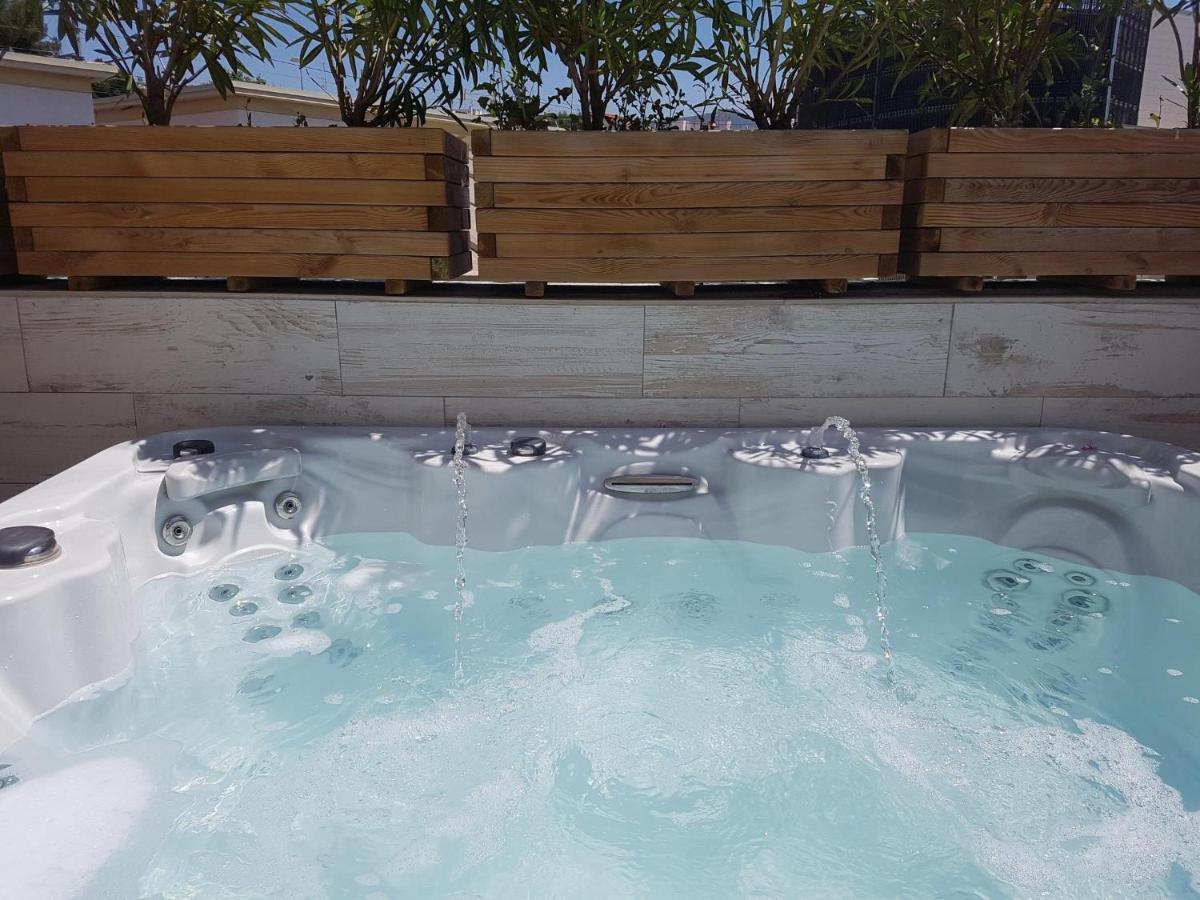Sitges Spaces Mediterranean Apartments 4 Bedroom, 4 Bathroom, Huge Terrace, Jacuzzi- Sleeps 9 Esterno foto